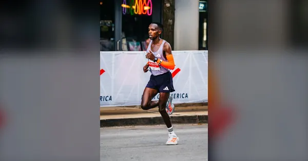 Amos Kipruto running in the Chicago Marathon