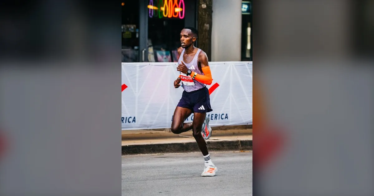 Amos Kipruto running in the Chicago Marathon