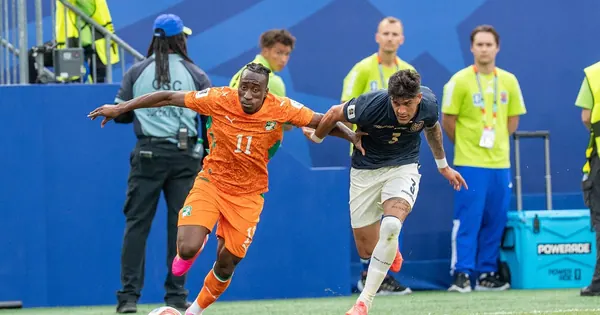 Yan Diomande running with the ball for Ivory Coast against Ecuador