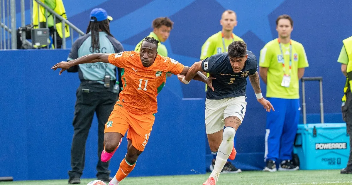 Yan Diomande running with the ball for Ivory Coast against Ecuador