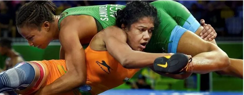 A Nigerian woman wrestler attacking the legs in a freestyle bout